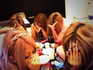 Illustration for article titled Japan's Latest Photo Trend: Hair Smiles